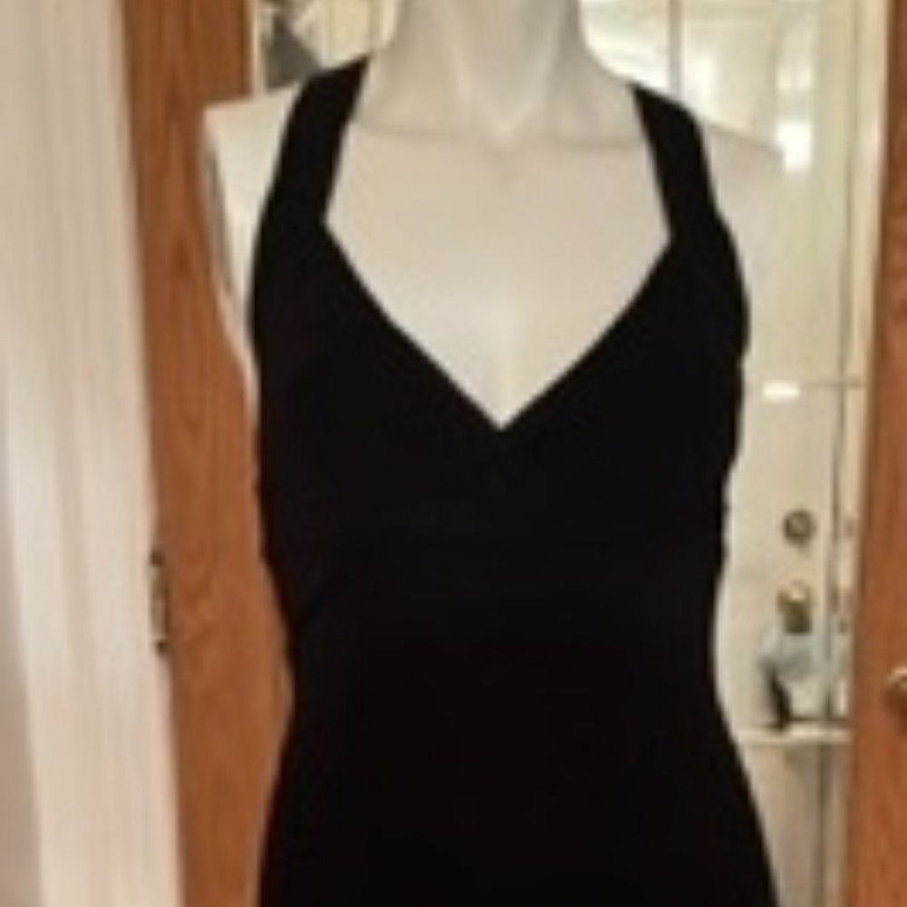 Robe noir midi moulante avec dos décolleté.  Grandeur Médium